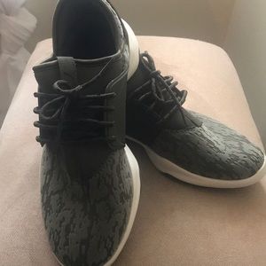 New Puma sneakers olive green 7.5